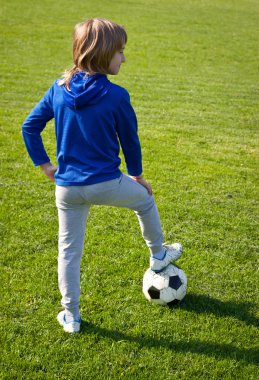 mutlu 8 yaşındaki gülümseyen güzel yaşlı çocuk stand ile voleybol topu park alanında güneşli yaz gününde