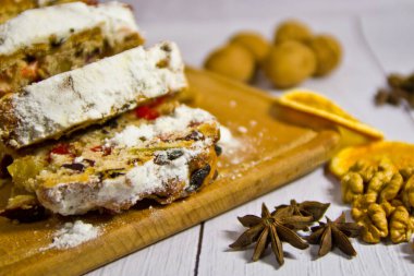 Geleneksel Noel çalıntısı Alman şenlik tatlısı tahta üzerinde dilimlenmiş.