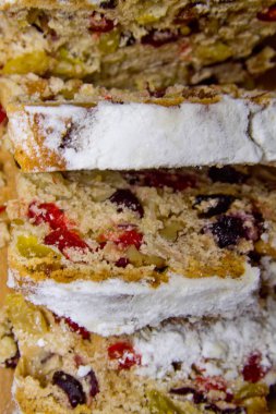 Kuru üzüm ve badem ezmesiyle süslenmiş Noel, yakın plan..