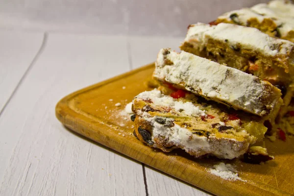 Natale Stollen Con Uvetta Marzapane Primo Piano — Foto Stock