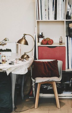 İç mekan. Sanatçının çalışması. Metal lamba. Kitaplıklar. Masa ve sandalye. Çatı katı stüdyo.