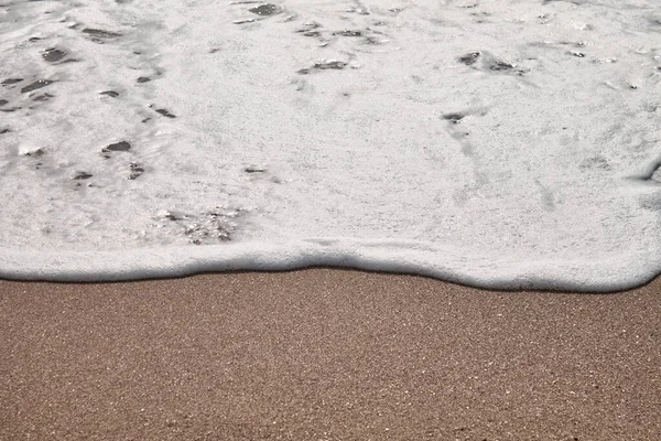 海岸と湿った砂の上に海の泡 旅行写真 — ストック写真