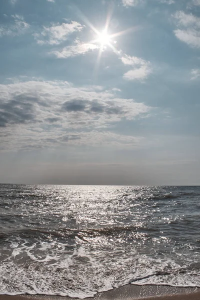 海の上の空に太陽の光 — ストック写真