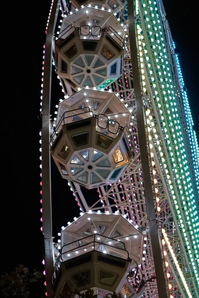 Cabinas Ruedas Ferris Bombillas Multicolores Parque Atracciones — Foto de Stock