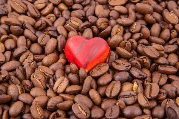 Heart candy on coffee beans — Stock Photo, Image