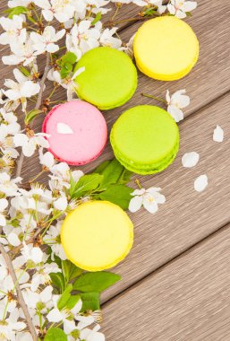 Ahşap üzerinde acıbadem kurabiyesi ve çiçekler