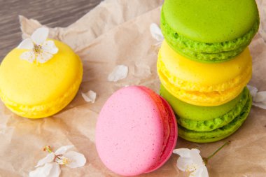 Ahşap üzerinde acıbadem kurabiyesi ve çiçekler