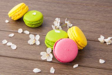 Ahşap üzerinde acıbadem kurabiyesi ve çiçekler