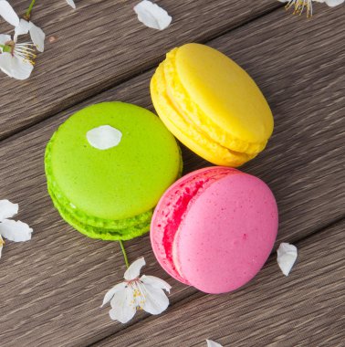 Ahşap üzerinde acıbadem kurabiyesi ve çiçekler