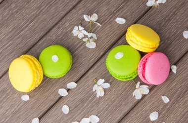 Ahşap üzerinde acıbadem kurabiyesi ve çiçekler