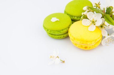 Beyaz ve çiçekler üzerinde acıbadem kurabiyesi