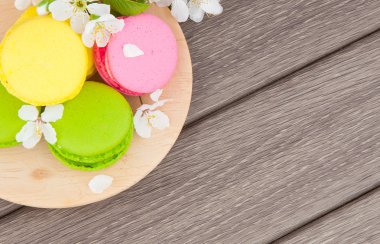 Ahşap üzerinde acıbadem kurabiyesi ve çiçekler