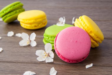 Ahşap üzerinde acıbadem kurabiyesi ve çiçekler