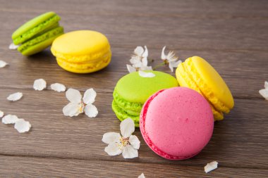 Ahşap üzerinde acıbadem kurabiyesi ve çiçekler