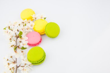 Beyaz ve çiçekler üzerinde acıbadem kurabiyesi