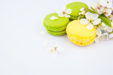 Beyaz ve çiçekler üzerinde acıbadem kurabiyesi