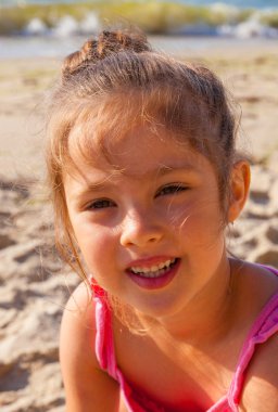 plajda küçük kız