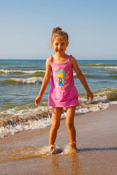 Kleines Mädchen am Strand — Stockfoto