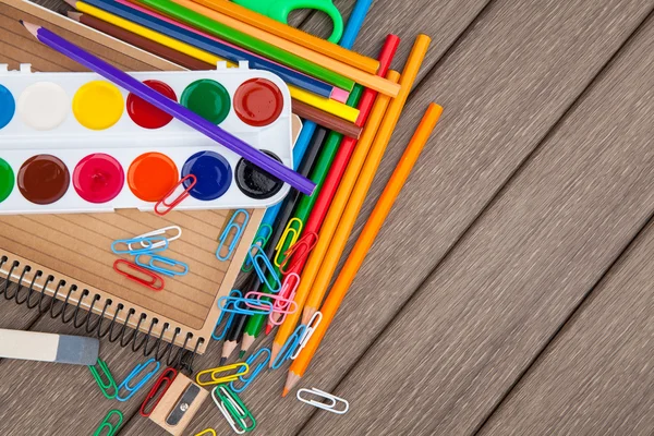 Schreibwaren, Büro- und Studentenaccessoires auf Holz — Stockfoto