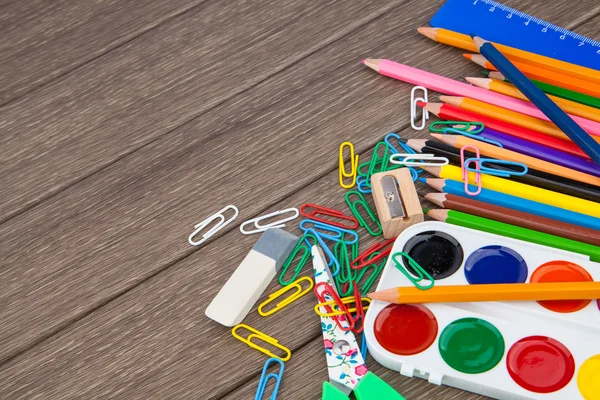 Papeterie, accessoires de bureau et étudiants sur bois — Photo