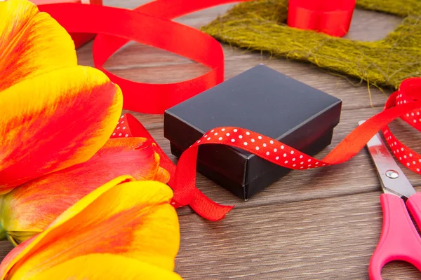 Herz Anhänger Geschenk mit Schleife und Blumen — Stockfoto