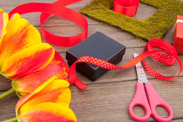 Herz Anhänger Geschenk mit Schleife und Blumen — Stockfoto