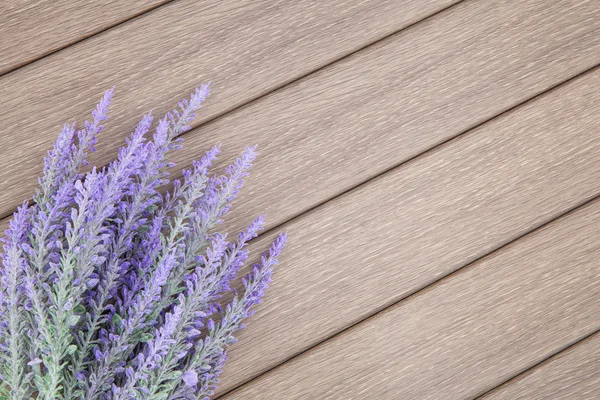 Flores de lavanda em fundo de madeira — Fotografia de Stock