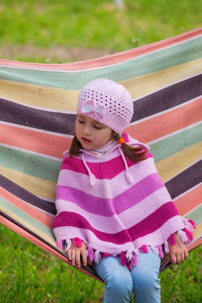 Милая маленькая девочка на пикнике — стоковое фото