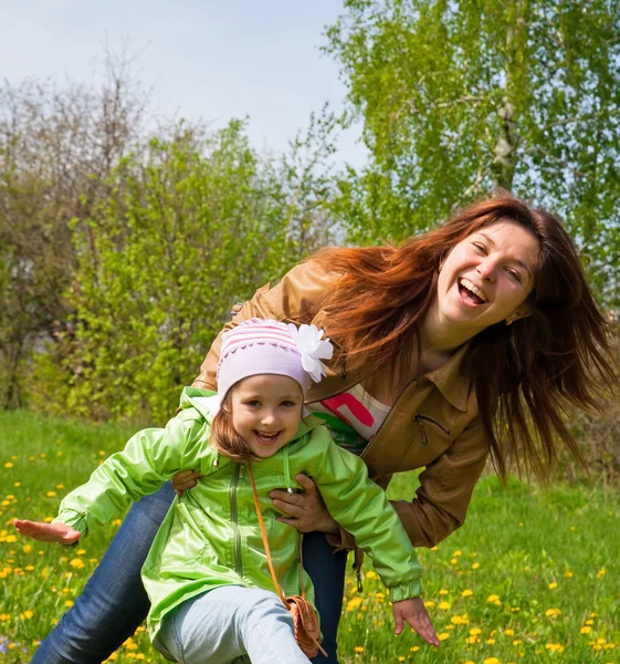 Flickor i äng — Stockfoto