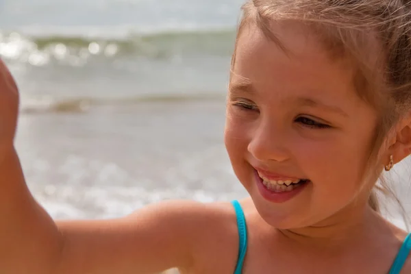 해변에서 어린 소녀 — 스톡 사진