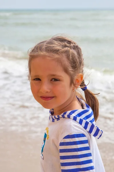 Kleines Mädchen am Strand — Stockfoto