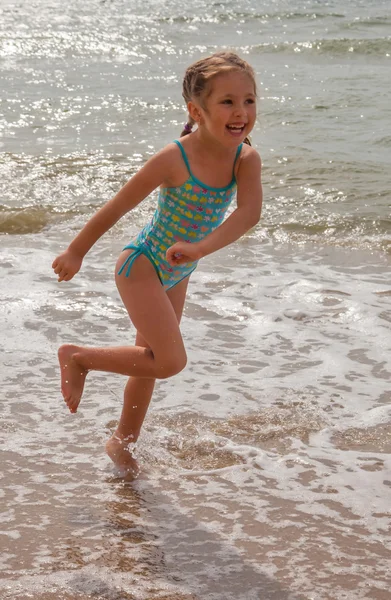 Kleines Mädchen am Strand — Stockfoto