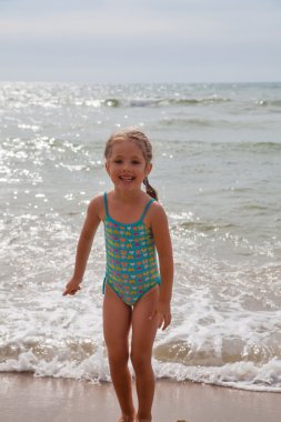 plajda küçük kız