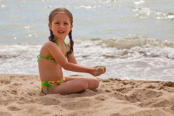 Kis lány a strandon — Stock Fotó