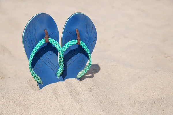 Slippers op zand — Stockfoto