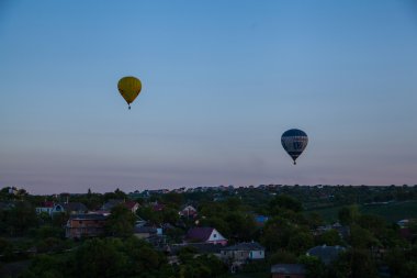 Sıcak hava balonu gökyüzünde
