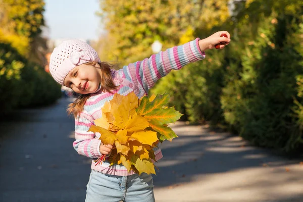 Girl in autumn — Stock Photo, Image