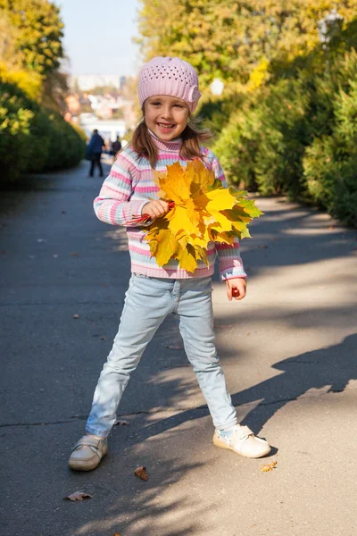 Menina no outono — Fotografia de Stock