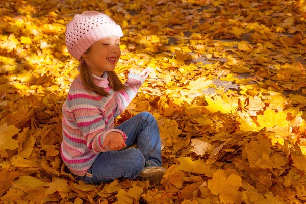 Girl in autumn — Stock Photo, Image