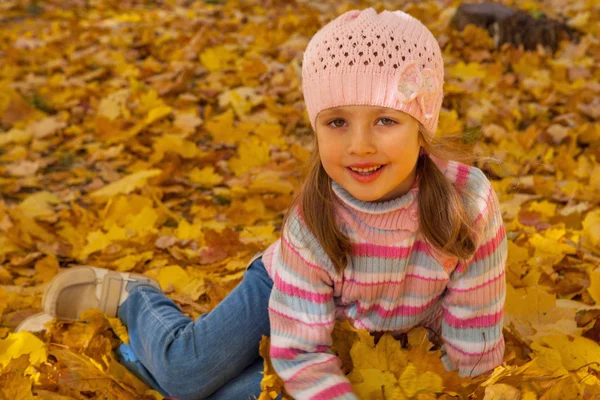 Girl in het najaar van — Stockfoto