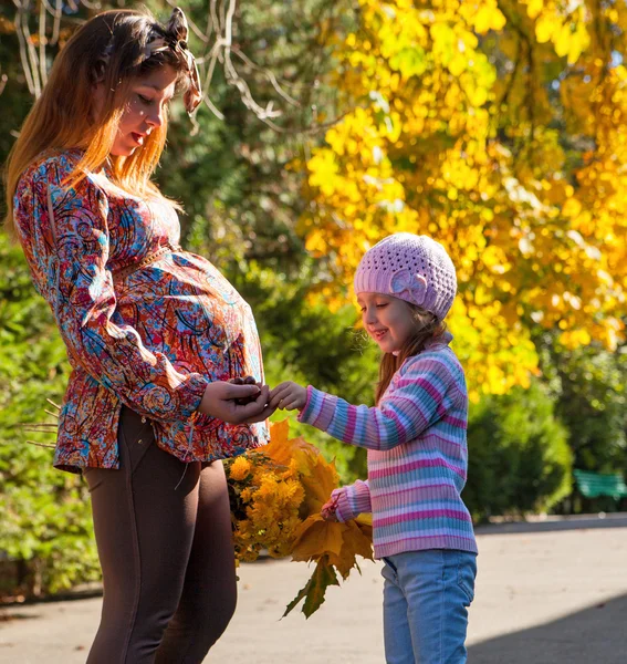 Gravid mor och dotter i höst — Stockfoto