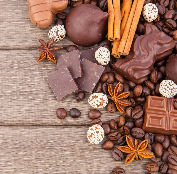 Dulces de chocolate con especias y granos de café — Foto de Stock