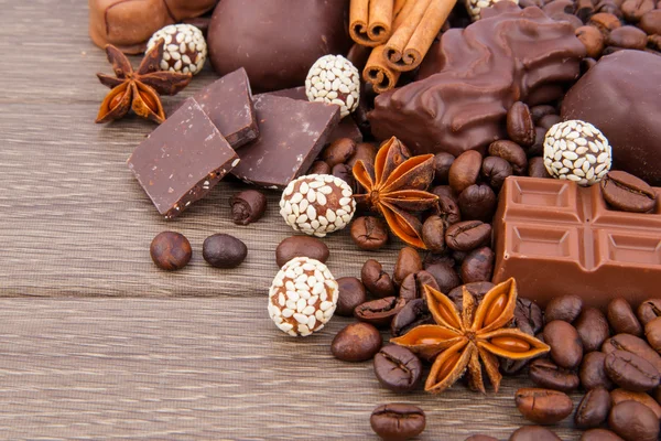 Dulces de chocolate con especias y granos de café — Foto de Stock