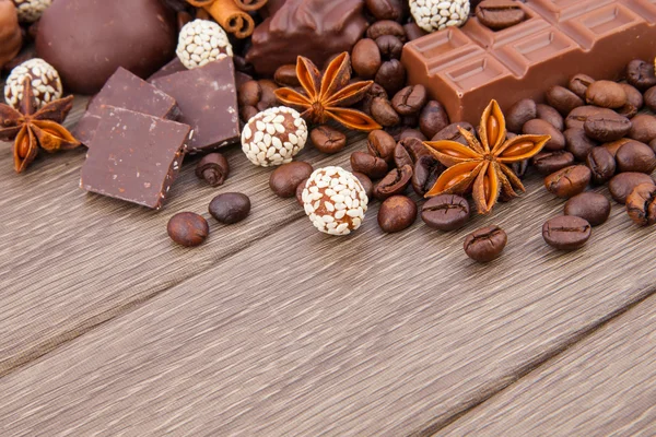 Dulces de chocolate con especias y granos de café — Foto de Stock