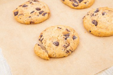 Çikolata parçacıklı kurabiye.