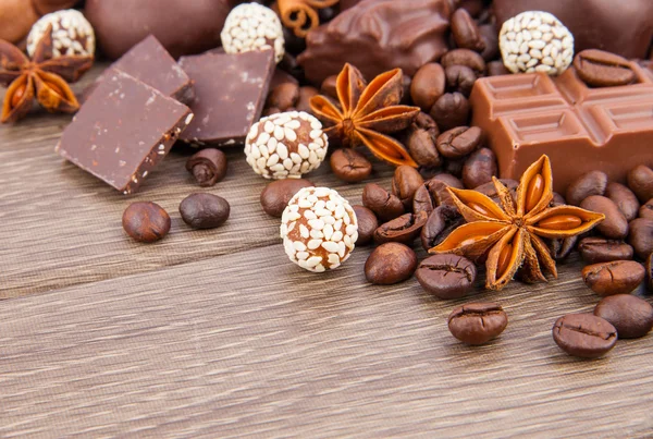 Dulces de chocolate con especias y granos de café — Foto de Stock