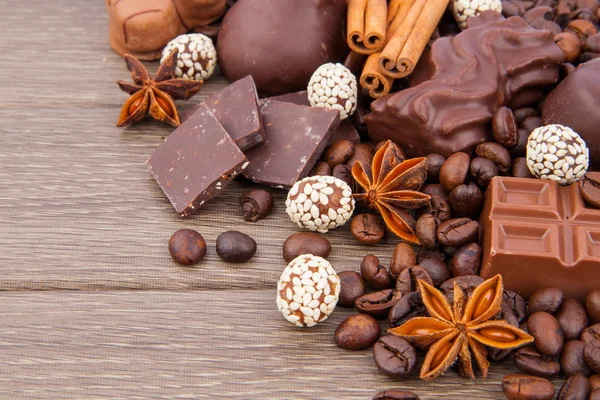 Dulces de chocolate con especias y granos de café — Foto de Stock