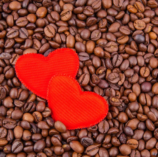 Vermelho dois corações e grãos de café — Fotografia de Stock