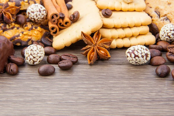 Cookies and candies with coffee beans and spices — Stock Photo, Image