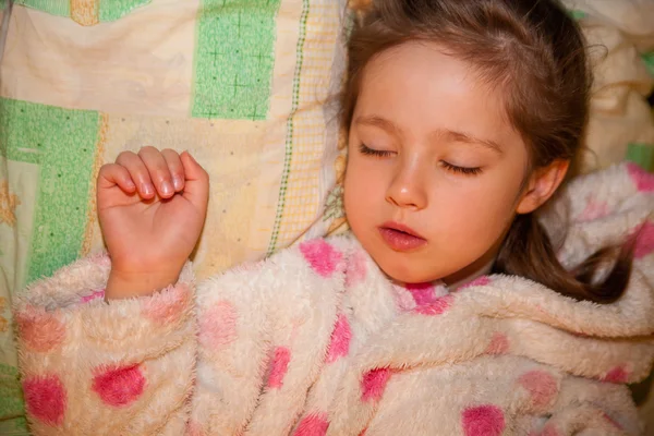 Bella ragazza che dorme — Foto Stock